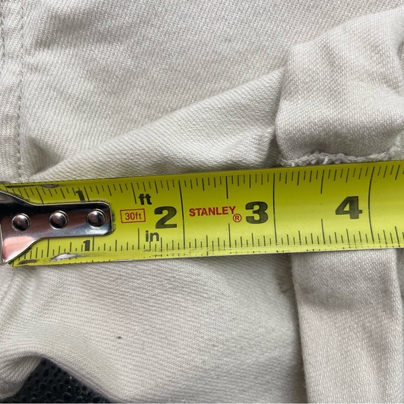 Levi's Stretch Tan Mid Rise Cuffed Shorts Women's Size‎ 33 - Picture 5 of 10